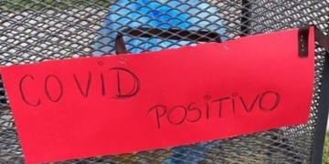 Dio positivo y puso un cartel para advertir a los recolectores