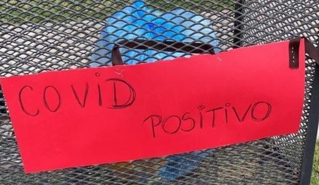 Dio positivo y puso un cartel para advertir a los recolectores