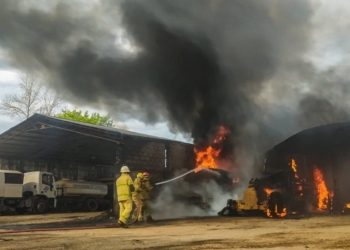 Un voraz incendio consumió maquinaria municipal en Coronda