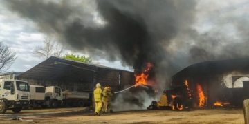 Un voraz incendio consumió maquinaria municipal en Coronda