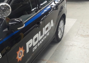 La hisoparon y debía estar aislada, pero fue detenida andando en moto