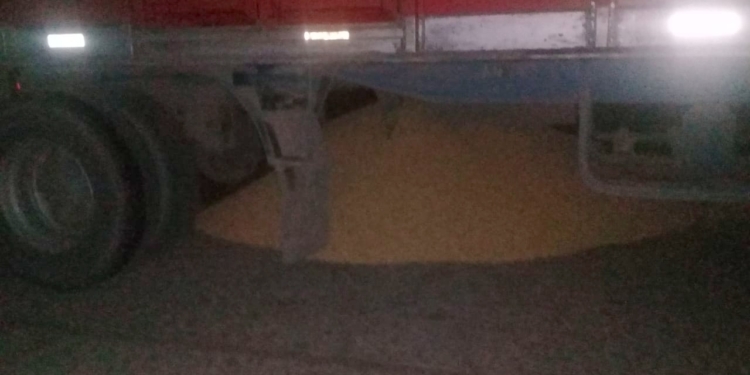 Abrieron la boquilla de dos camiones en Barrancas cargados con cereal