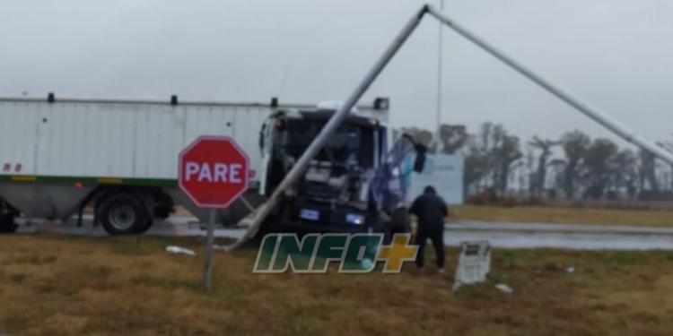 Un camión se estrelló contra una columna en San Genaro
