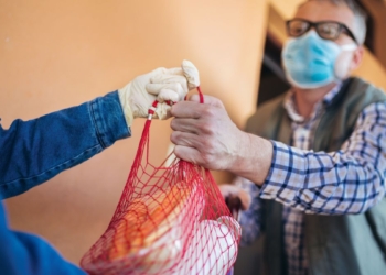 Pandemia y solidaridad en San Genaro: un grupo de voluntarios asiste a los vecinos