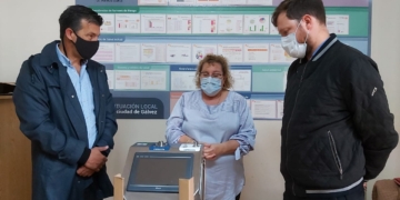 Diana entregó un nuevo respirador artificial al Hospital de Gálvez