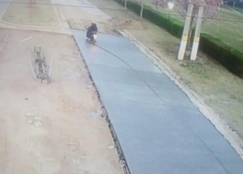 El paso de una moto arruinó el trabajo de pavimentación de una calle en Correa