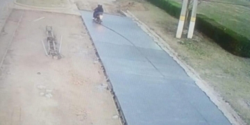 El paso de una moto arruinó el trabajo de pavimentación de una calle en Correa
