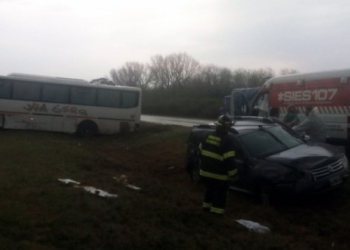 Un colectivo y una camioneta chocaron en autopista: hay heridos