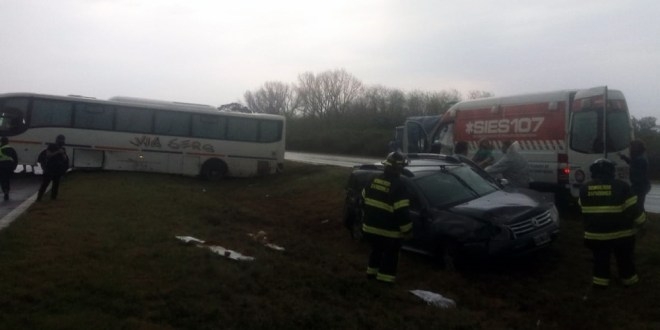 Un colectivo y una camioneta chocaron en autopista: hay heridos