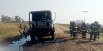 Un camión lechero ardió en la zona rural de Centeno