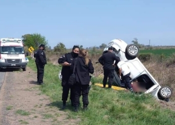 Impactante accidente en Ruta 11: un auto terminó en la cuneta y hay tres heridos