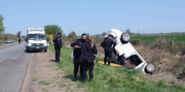 Impactante accidente en Ruta 11: un auto terminó en la cuneta y hay tres heridos