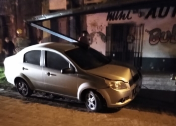 Un auto despistó e impactó contra un local comercial