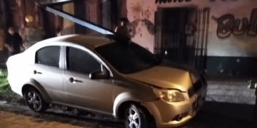 Un auto despistó e impactó contra un local comercial
