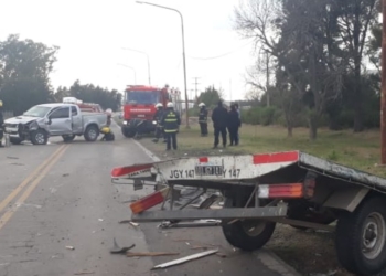 Un carro se desprendió de una camioneta e impactó contra otro vehículo