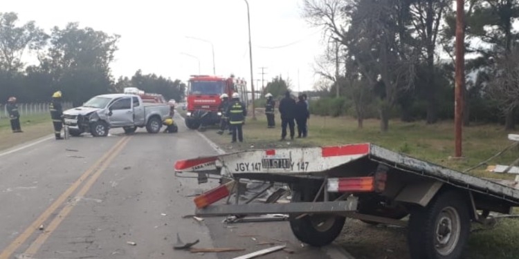 Un carro se desprendió de una camioneta e impactó contra otro vehículo
