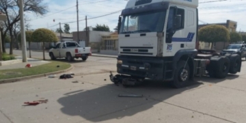 Un joven en moto sufrió fractura de fémur al chocar contra un camión