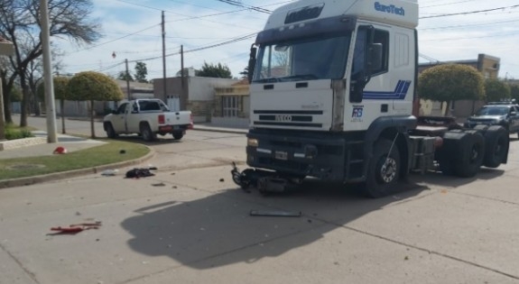 Un joven en moto sufrió fractura de fémur al chocar contra un camión