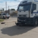 Un joven en moto sufrió fractura de fémur al chocar contra un camión