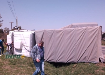Timbúes: un camionero sufrió heridas tras volcar en Ruta 11