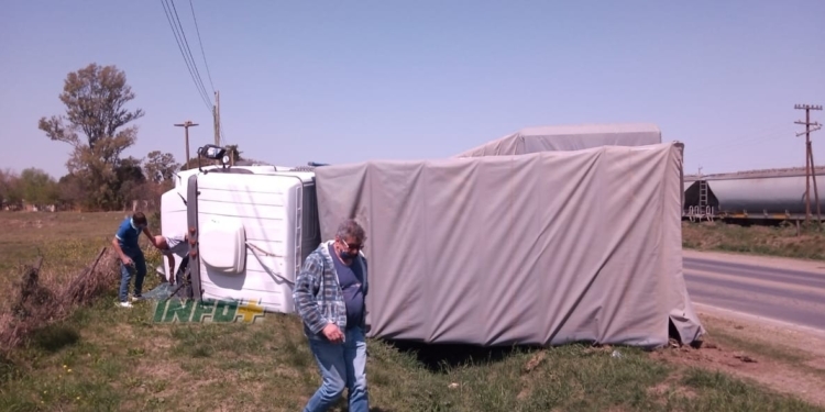 Timbúes: un camionero sufrió heridas tras volcar en Ruta 11