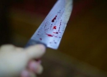 Un hombre de 80 años fue apuñalado en el cuello