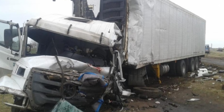 Trágico accidente frontal entre camiones: un chofer fallecido