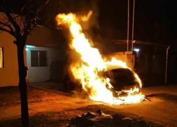 Las llamas consumieron un auto que estaba estacionado
