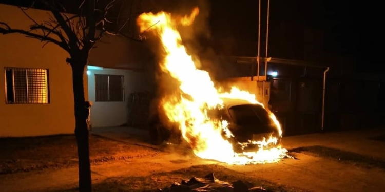 Las llamas consumieron un auto que estaba estacionado