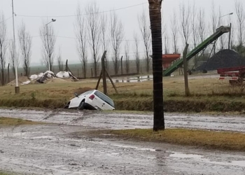 Oliveros: un auto terminó en la cuneta por el mal estado de una calle