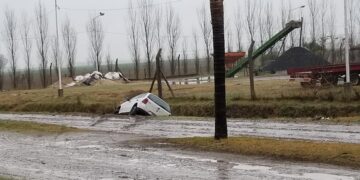Oliveros: un auto terminó en la cuneta por el mal estado de una calle