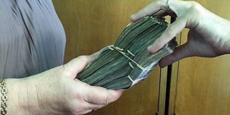 Engañaron a un abuelo de la región y le robaron todos sus ahorros en dólares y pesos