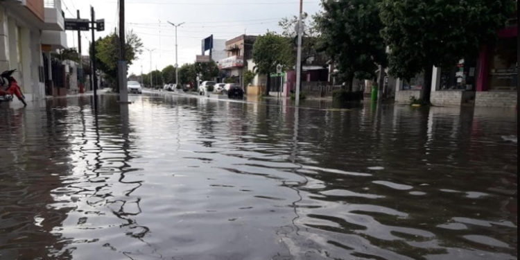 Temporal en Coronda con granizo, calles anegadas y daños
