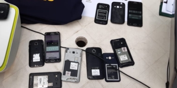 Rompían vidrios de autos y robaban celulares: dos detenidos