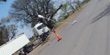 Monje: un camión arrancó una columna de alumbrado en Ruta 11