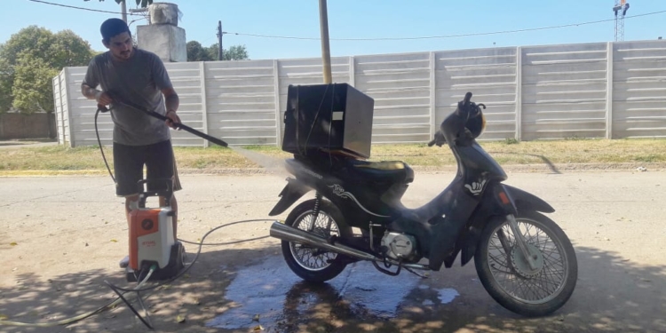 Lava motos gratis a quienes trabajan de delivery: «De esta salimos todos juntos»