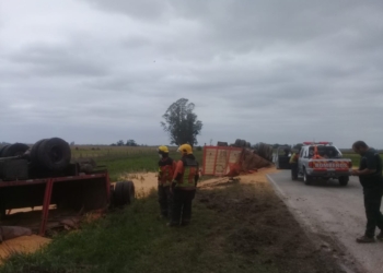 Ruta 91: impresionante vuelco de un camión entre Serodino y Totoras