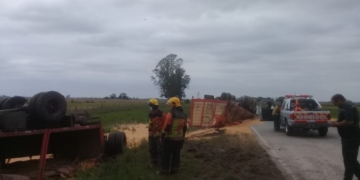 Ruta 91: impresionante vuelco de un camión entre Serodino y Totoras