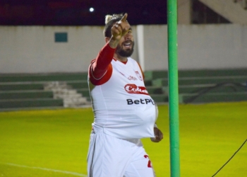Pirueta, gol y triunfo para el oliverense Pato Cucchi en Colombia
