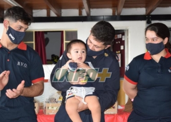El pequeño guerrero junto a sus héroes: reconocieron a los bomberos de Oliveros