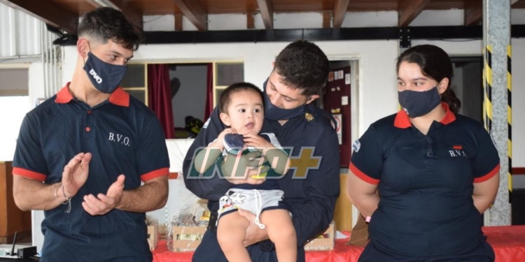 El pequeño guerrero junto a sus héroes: reconocieron a los bomberos de Oliveros