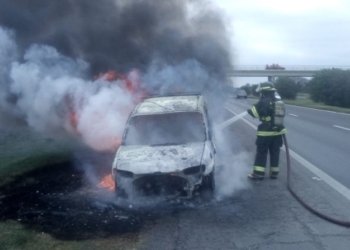 El fuego consumió un utilitario que viajaba por autopista