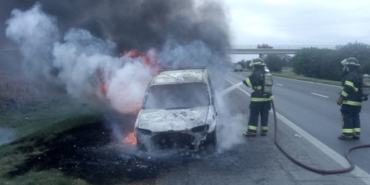 El fuego consumió un utilitario que viajaba por autopista