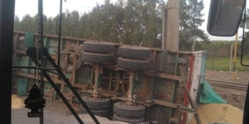 Un camión volcó y desparramó su carga en Puerto San Martín