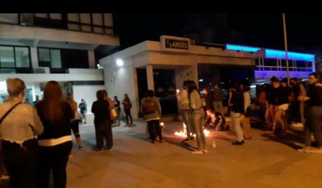 Dolor y pueblada por el femicidio de una joven en la región