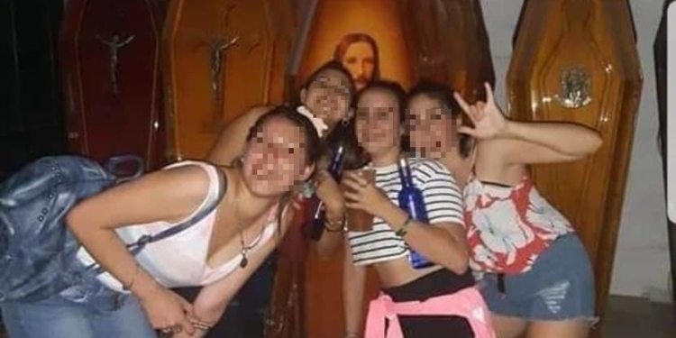 Escándalo en Las Rosas por una fiesta clandestina en fábrica de ataúdes