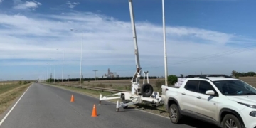 Correa comenzó a colocar luces LED en el acceso a autopista