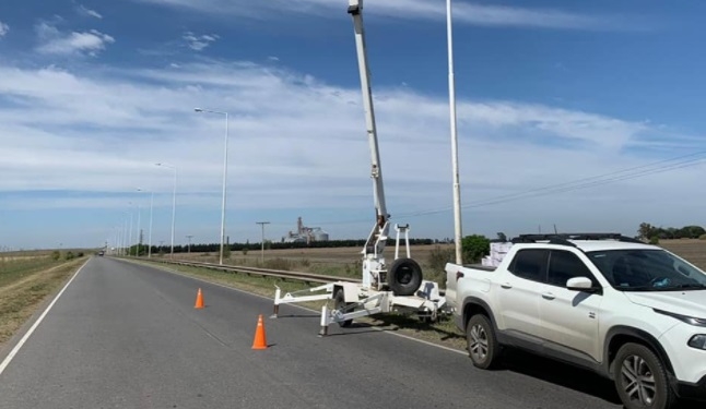 Correa comenzó a colocar luces LED en el acceso a autopista