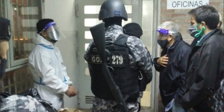 Un preso con Covid tomó de rehén a un policía corondino