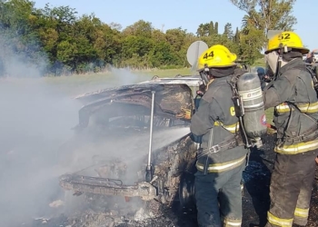 Un auto en el que viajaba una familia ardió en llamas sobre Ruta 34